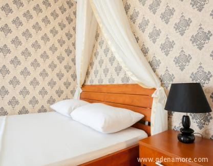Apartmani-Vila Taida- NEVJEROVATNO SNIZENJE OD 70% U JUNU! REZERVACIJE U TOKU !!!!!, APARTMAN SA DVIJE SPAVACE SOBE I POGLEDOM NA MORE , DVA BALKONA ( 5 OSOBA), privatni smeštaj u mestu Dobre Vode, Crna Gora